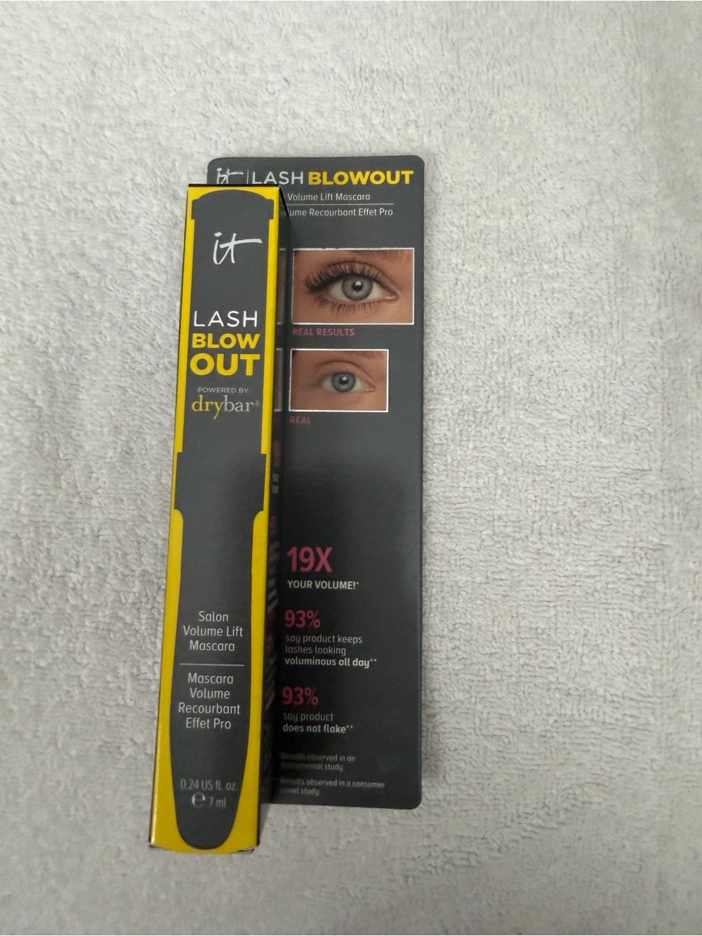 it cosmetics Lash Blowout Volume Lift Mascara - Black with Yellow Accents